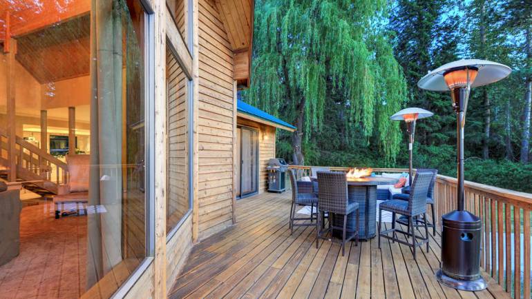 Patio or Deck? Which One Should You Choose?